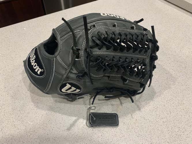 Wilson Right Hand Throw Pitcher A2000 D33 Baseball Glove 11.75"