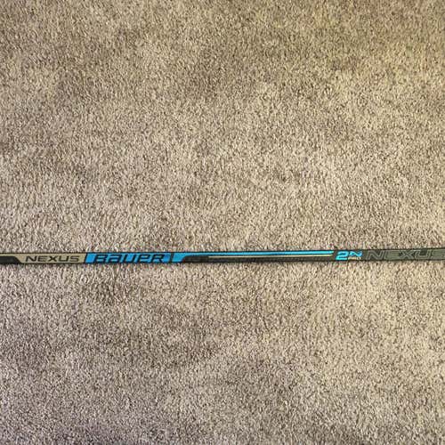 New Senior RH Grip Nexus 2N Pro P28 Curve 77 Flex Hockey Stick