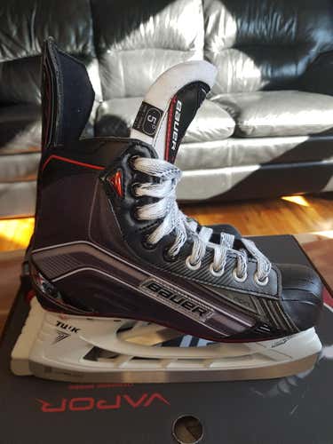 Junior Bauer Vapor X600 Skates Size 5