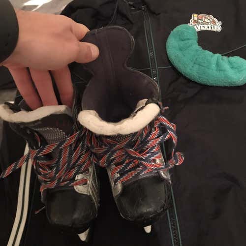 Youth Bauer Vapor X3.0 Regular Width  Size 10 Hockey Skates