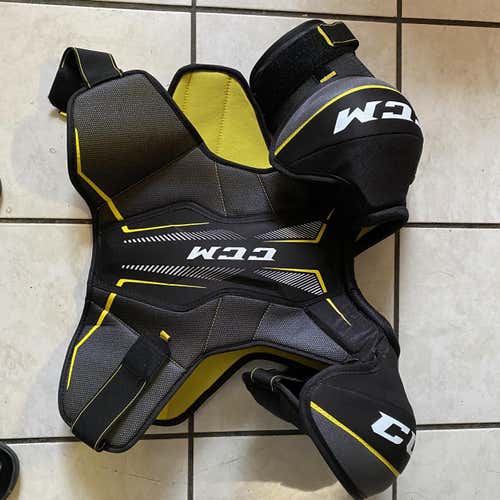Senior Large CCM Tacks 9040 Shoulder Pads