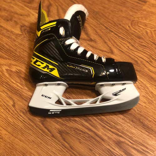 Youth CCM Super Tacks AS3 Regular Width Size 13.5 Hockey Skates