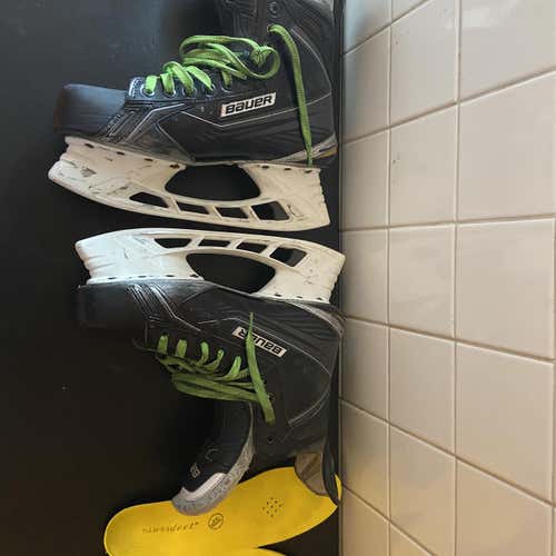 Senior Bauer Supreme 190 Regular Width Size 9.5 Hockey Skates