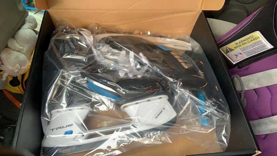 Senior True TF9 Regular Width  Size 9.5 Hockey Skates