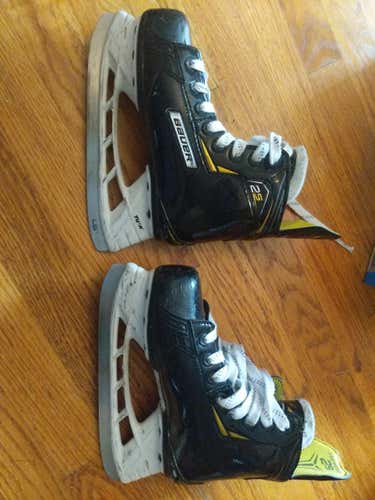 Used Youth Bauer Supreme 2S Hockey Skates Regular Width Size 13
