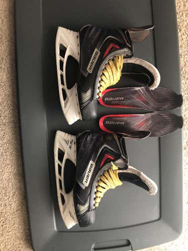 Senior Bauer Vapor APX2 Regular Width Pro Stock Size 7.5 Hockey Skates