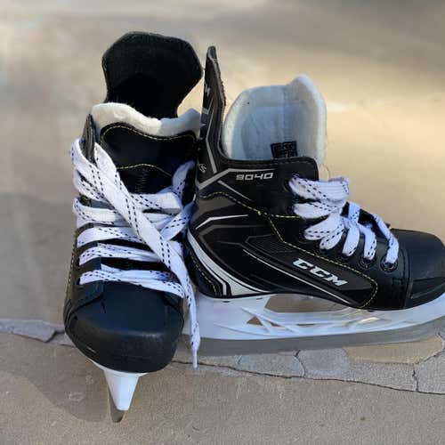 Youth CCM Tacks Regular Width Size 10 Hockey Skates