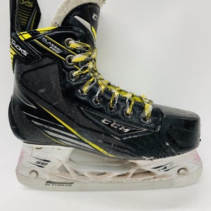 Junior CCM Tacks Classic Pro Regular Width Size 2.5 Hockey Skates