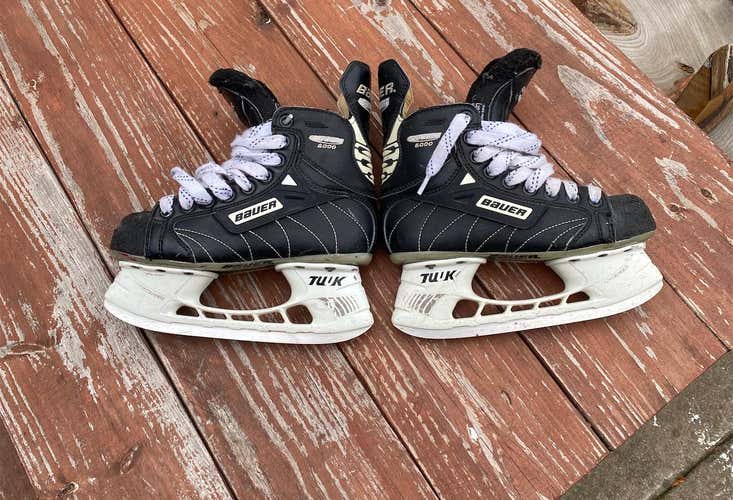 Junior Bauer Supreme 6000 Size 2.5 D Hockey Skates