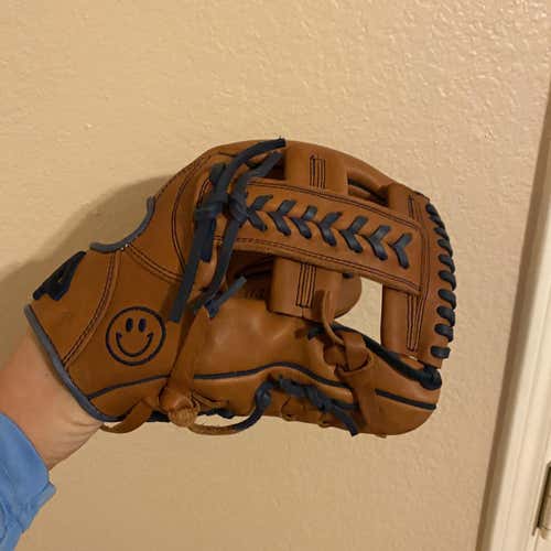 New Right Hand Throw Signiture Series 11.75" Baseball Glove
