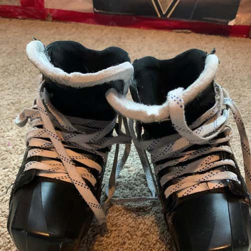 Junior Used Bauer Hockey Goalie Skates Regular Width Size 5