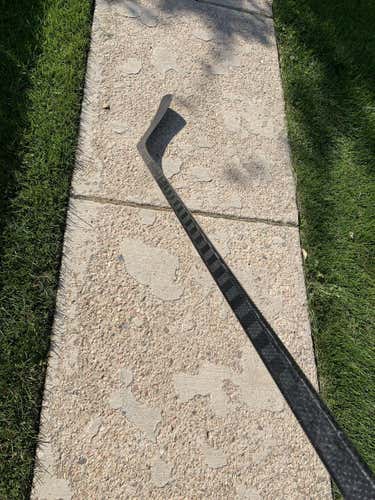 Patrick Kane Curve (p10) Right-Handed Pro Stock Hockey Stick 87 Flex