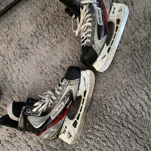 Senior Bauer APX Regular Width Size 8.5 Hockey Skates