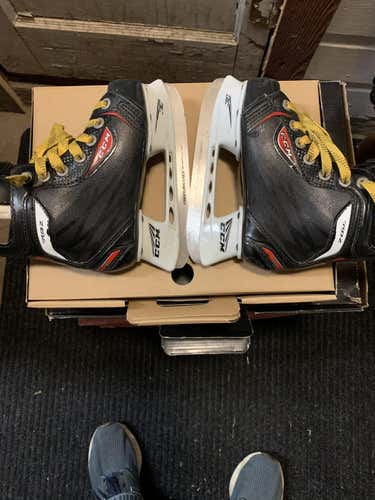 Used Youth CCM RBZ 80 Hockey Skates Regular Width Size 10