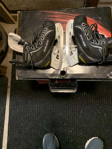 Used Youth Bauer Hockey Skates Regular Width Size 10