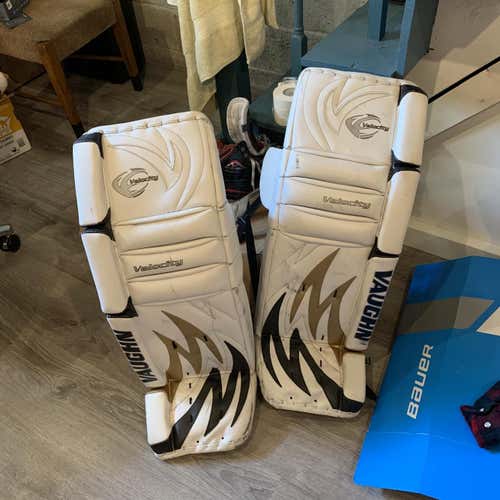 White Senior 34" Vaughn Vaughn 7407 Velocity Goalie Leg Pads