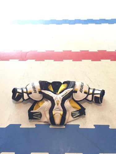 Junior Large Bauer Supreme Total One  Shoulder Pads