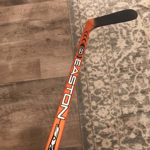 Senior Right Handed Synergy Si-Core Mid Pattern Hockey Stick