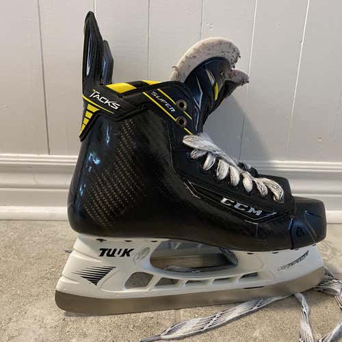 Senior CCM Super Tacks Regular Width Size 8 Hockey Skates