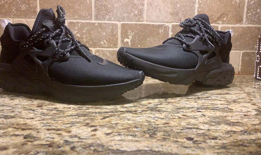 Black Men's Size 12 (Women's 13) Nike Shoes