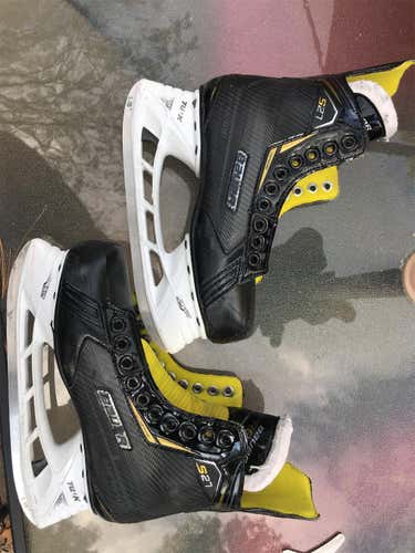 Senior Bauer Supreme S27 Regular Width  Size 6 Hockey Skates