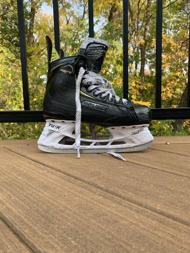 Used Senior Bauer Supreme Ignite Hockey Skates Size 8 WITH SUPER FEET INSOLES Great Condition