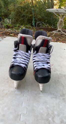 Youth Bauer Vapor X60 Regular Width Size 4 Hockey Skates