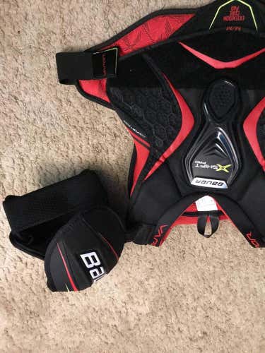 New Medium Bauer Vapor 1X Shoulder Pads