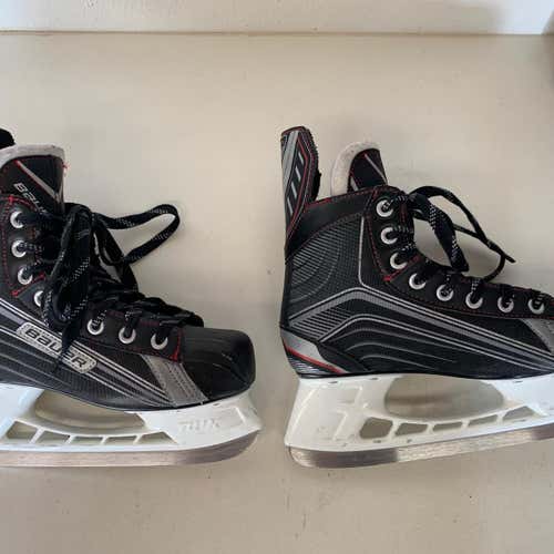 Youth Bauer Vapor X200 Size 4 Hockey Skates