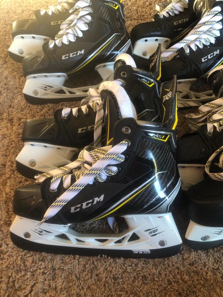 Junior CCM Super Tacks AS1 Regular Width Size 5.5 Hockey Skates