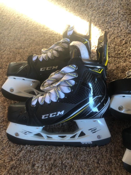 Junior CCM Super Tacks AS1 Regular Width Size 4.5 Hockey Skates