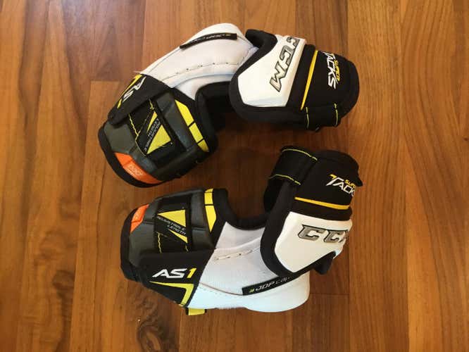 Used Junior Medium CCM Super Tacks AS1 Elbow Pads