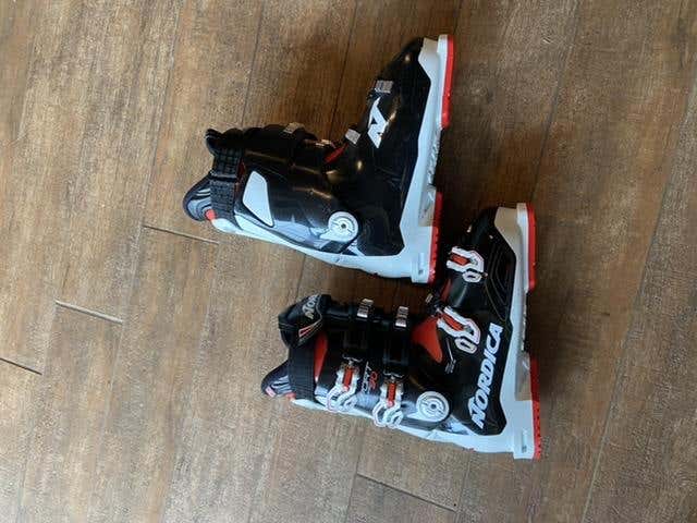 Size 9.5 Used Nordica Ski Boots