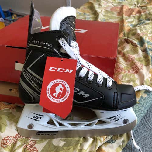 New in Box Youth CCM RibCor MaxxPro Hockey Skates Regular Width Size 13.5