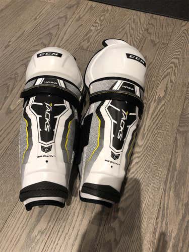 Senior CCM Tacks 4052 Shin Pads