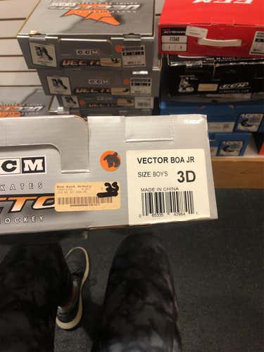 Junior CCM VECTOR BOA Regular Width Size 3 Hockey Skates