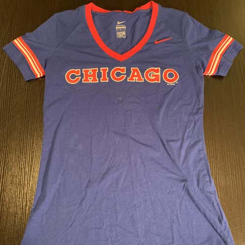 Chicago Cubs Nike Women’s Short Sleeve V Neck Tee