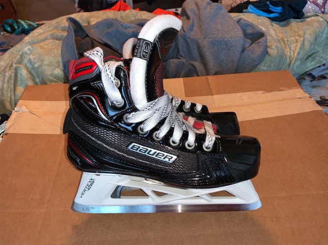 Junior Bauer X900 Regular Width Size 3.5 Hockey Goalie Skates
