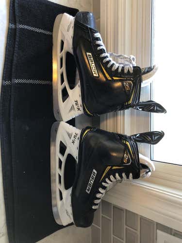 Senior Bauer Supreme 2S Regular Width Size 8 Hockey Skates