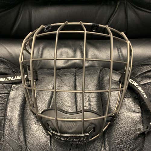 Bauer Re-Akt Hockey Full Cage Medium Used