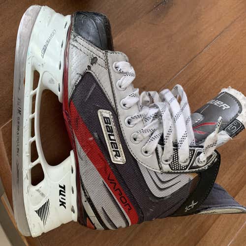 Junior Bauer Vapor X3.0 Regular Width Size 5 Hockey Skates
