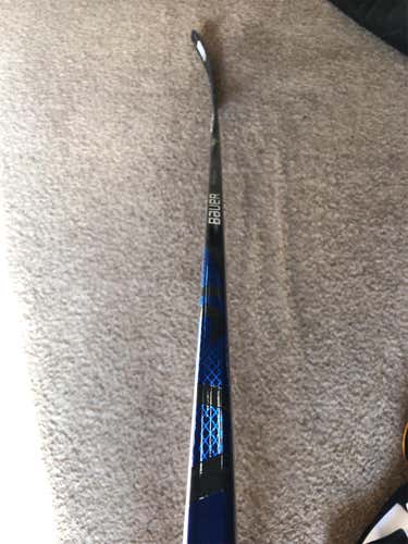 Senior Right Handed Vapor FlyLite P28 70 Flex Hockey Stick