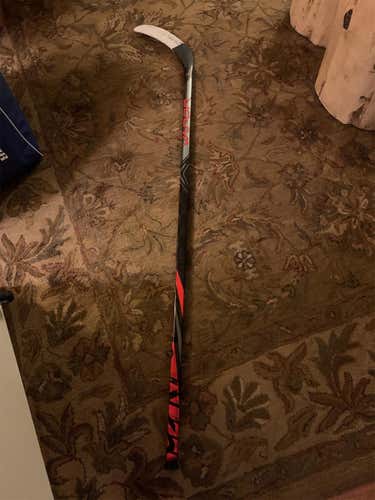 **LIKE NEW**Intermediate Right Handed Vapor FlyLite Mid Pattern  Hockey Stick