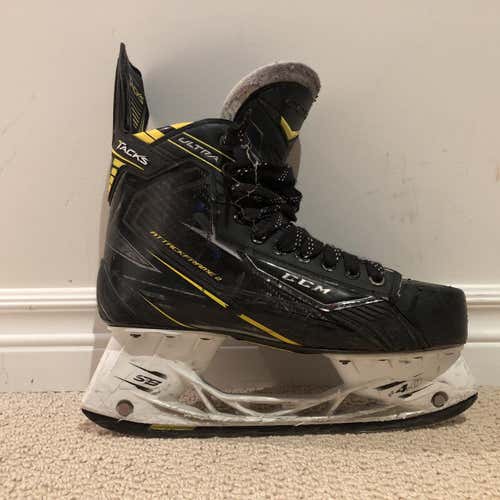 Senior CCM Ultra Tacks Size 9D Hockey Skates