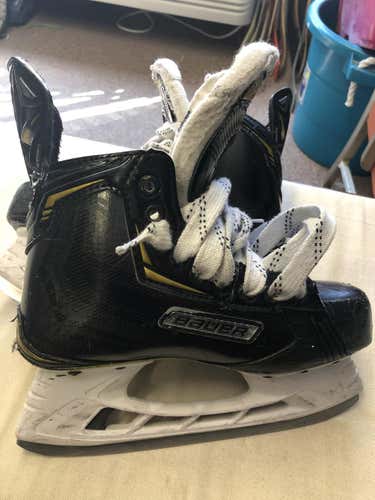 Used Junior Bauer Supreme 2S Hockey Skates Extra Wide Width Size 3.5