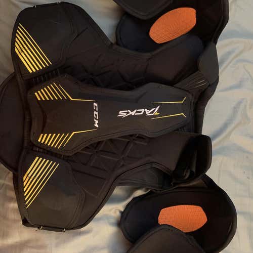 Senior Medium CCM Tacks 7092  Shoulder Pads