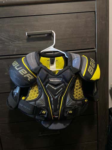 Senior Medium Bauer Supreme 1S  Shoulder Pads