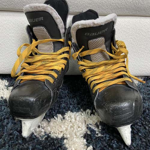 Junior Bauer Supreme 150 Regular Width Size 4 Hockey Skates