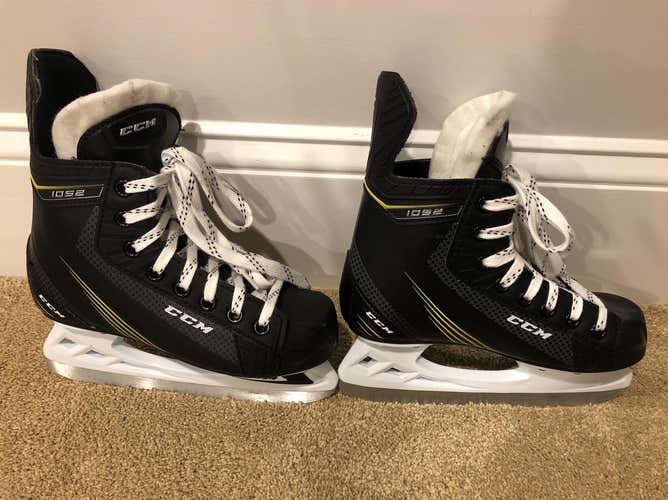 Youth CCM CCM 1052 Size 2 Hockey Skates