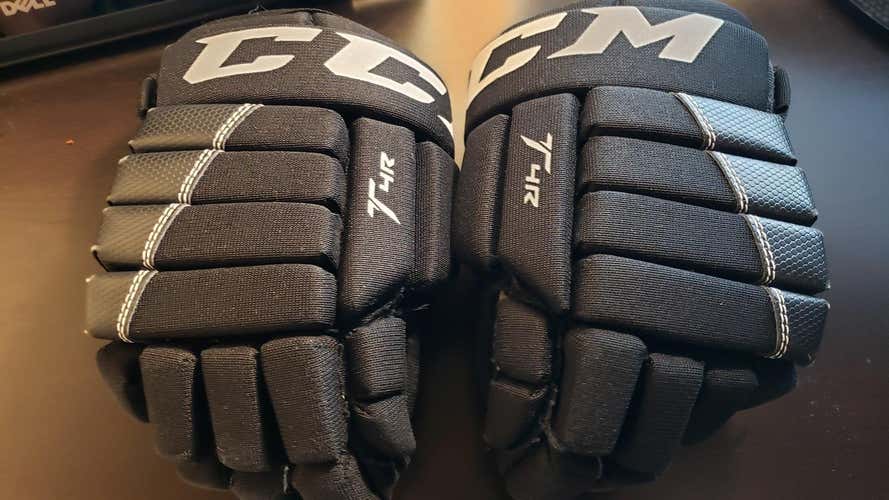 Black Used Junior CCM Tacks 4 Roll Gloves 10"